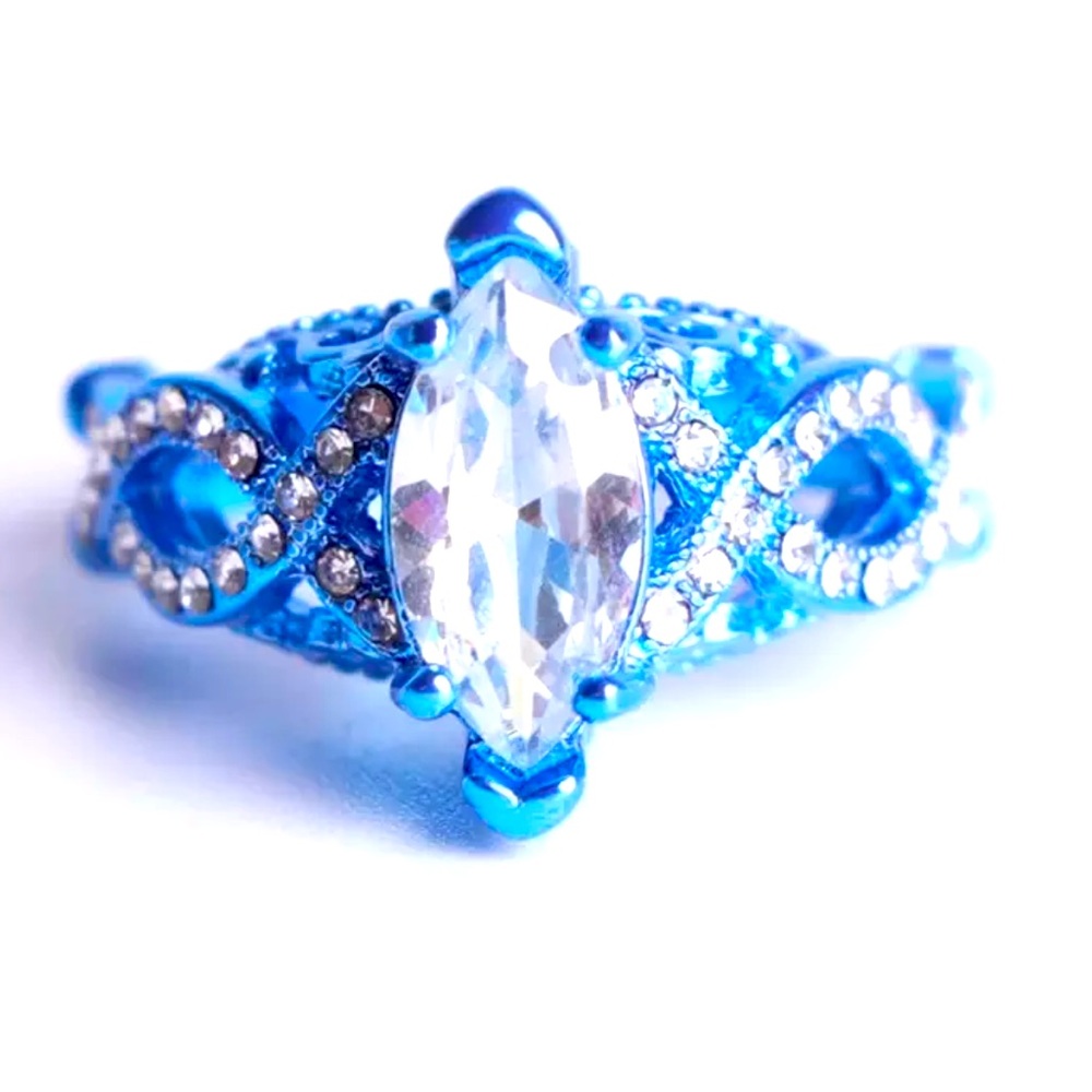 Beautiful blue tone marque crystal with little crystals on side ring